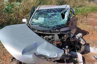 Motorista fica gravemente ferido em colisão entre carro e carreta na BR-262