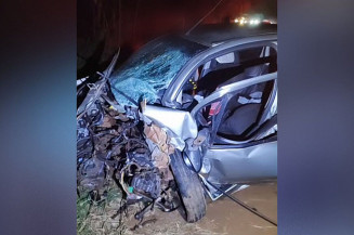 Colisão entre carros deixa vítima presa às ferragens e BR-367 parada entre Fátima do Sul e Vicentina