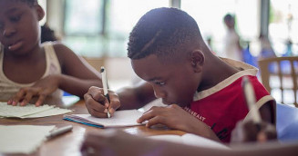 Com políticas educacionais insuficientes, desigualdade entre negros e brancos na educação está maior no Brasil