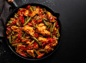 Giro da Onça: Receita de Frango com Quiabo e Tomate