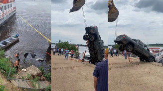 Pá carregadora foi utilizada para retirar caminhonete submersa em rio. — Foto: Reprodução