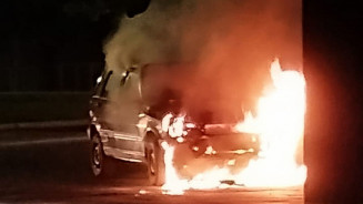 Incêndio destrói veículo na Avenida Gury Marques, em Campo Grande