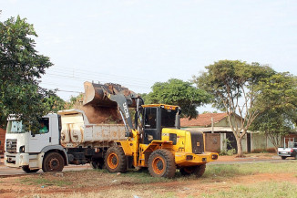 Prefeitura de Naviraí intensifica as ações de limpeza pública nos bairros do município