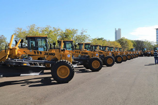 Governador entrega maquinários a 19 cidades para recuperar estradas