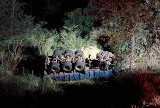 Motorista morre ao invadir pista e cair com carreta em ribanceira