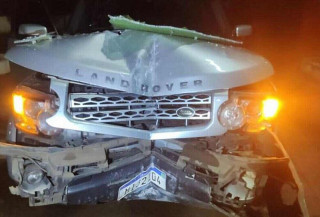 Homem invade e destrói prédio de prefeitura com carro de luxo