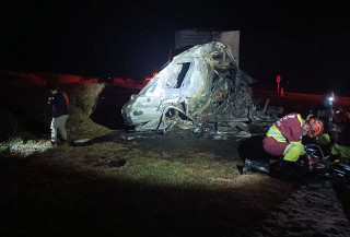 Dois motoristas morrem carbonizados após colisão entre carretas em Caarapó