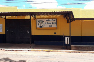 Detento sobe em telhado de presídio protestando por transferência de unidade