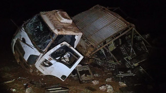 Caminhão de frango capota em rodovia de Sidrolândia e motorista sai ileso