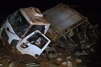 Caminhão de frango capota em rodovia de Sidrolândia e motorista sai ileso