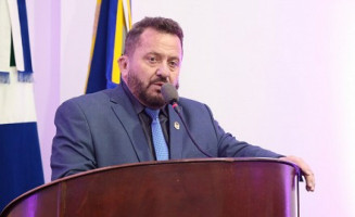 Laudir solicita implantação de mão única na rua em frente à escola Sócrates Câmara