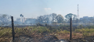 Terreno baldio pega fogo e coloca Parque Soter em risco