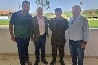 Professor Alziro participa de cerimônia militar em celebração ao Dia do Soldado