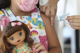 Vacinação protege crianças de sequelas da covid-19