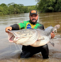 Pescador fisga pintado de 1 metro e 78 centímetros no Rio Dourados em MS