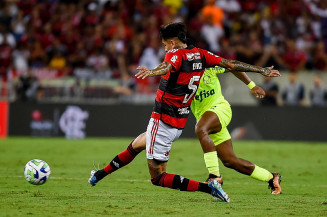 Flamengo atropela o Palmeiras e mantém vivo sonho por título
