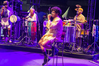 Criolo toca samba, dedica show a professores e faz praça cantar com a alma