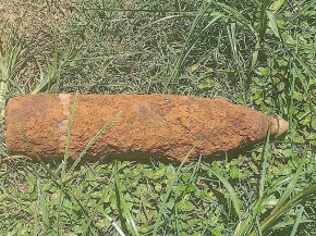 Moradora encontra bala de canhão enterrada no quintal de casa em Campo Grande