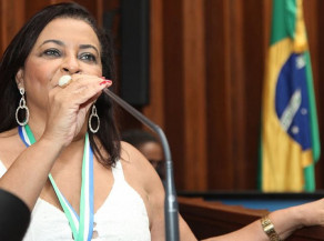 Professora Deumeires assume presidência da FETEMS