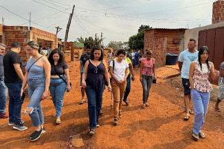 Em ocupação urbana, Gleice ouve relato de famílias sobre falta de infraestrutura básica