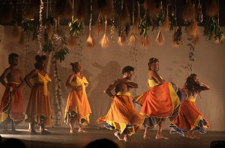 Grupo NegaÔ encanta com espetáculo Abebé e homenageia orixá Oxum na Semana pra Dança