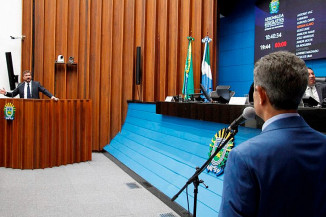 Deputados parabenizam professores e pedem equiparação de salários de convocados