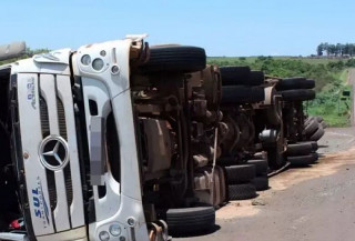 Carreta carregada com 50 toneladas de fertilizante tomba na BR-163 após colisão