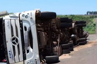 Carreta carregada com 50 toneladas de fertilizante tomba na BR-163 após colisão
