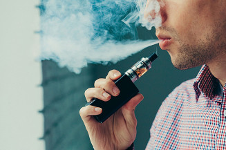 Cigarros eletrônicos podem conter até 6 vezes mais nicotina do que os convencionais