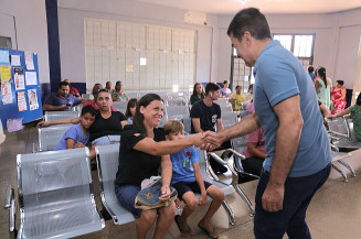 Marçal vistoria UBS Seleta, ouve reclamações de pacientes e conversa com médicos
