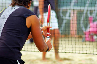 Prefeitura e UFGD oferecem vagas para adolescentes em projeto de Beach Tennis