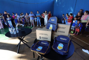 Aulas na rede municipal de ensino começam com entrega de kit escolar