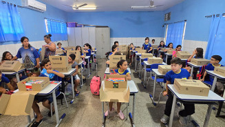 Aulas na rede municipal de ensino começam com entrega de kit escolar