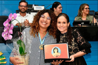 Hashioka homenageia a potente voz de Karla Coronel com Comenda Lídia Baís