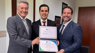 Hashioka entrega moção de congratulação ao Cartório do 5º Ofício Cidade Morena