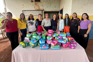 Atuante, Karla Gomes faz entrega de absorventes na Aldeia Panambizinho