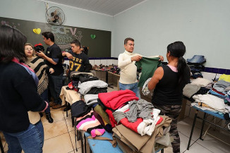 Prefeitura realiza brechó solidário com quase 2 mil peças no Cras do Jóquei Clube