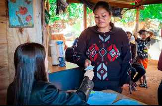 Entrega de cartões do Mais Social leva segurança alimentar para famílias da aldeia urbana