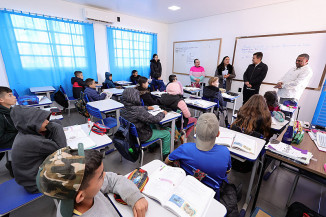 Marçal Filho entrega nova sala de aula na Escola Doutor Camilo Hermelindo da Silva