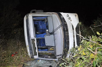 Ônibus com alunos de escolinha de futebol capota em MS; dois ficam feridos