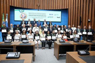 Em solene na Alems, Hashioka homenageia destaques da veterinária de Nova Andradina