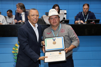 Locutor de rodeios é homenageado por Hashioka em sessão solene da Alems