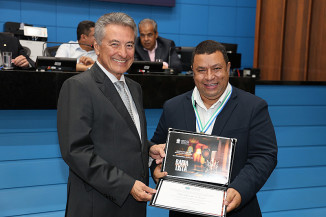 Deputado Hashioka homenageia radialista de Taquarussu em solene da Alems