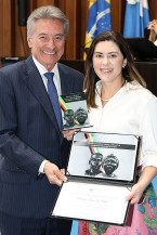 Hashioka homenageia Secretária da Cidadania com troféu Zumbi dos Palmares e Tia Eva