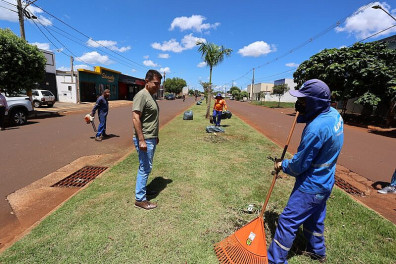 Força-tarefa da Prefeitura intensifica roçada e limpeza em postos de saúde, praças e canteiros