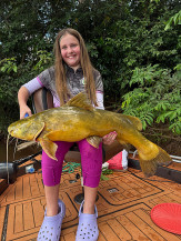 Em sua primeira pescaria, menina Isadora fisga Jaú enorme no Rio Dourados