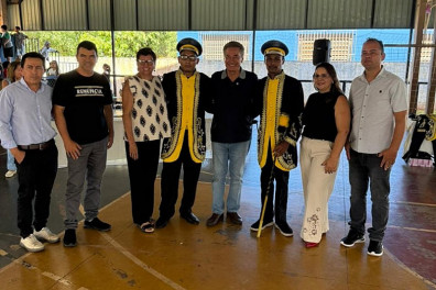 Hashioka entrega uniformes para banda de percussão da Escola Efantina de Quadros em Nova Andradina
