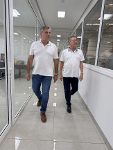 Hashioka visita curtume em Nova Andradina e destaca papel da indústria no desenvolvimento regional