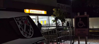 Homem morre após invadir agência bancária, quebrar porta de vidro e ser contido por seguranças em Campo Grande