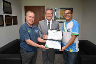 Hashioka homenageia Federação de Futebol de Mesa de Mato Grosso do Sul por torneio regional